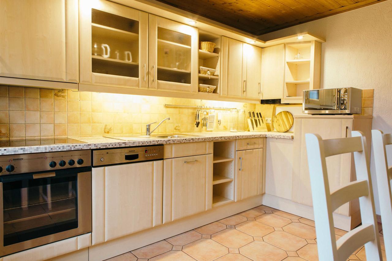 Ferienhaus Und -wohnung Unterm Reetdach In Woorke *